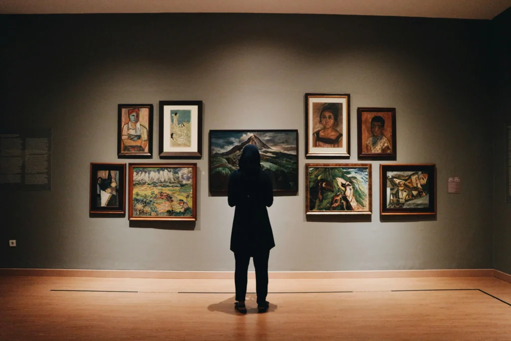 Persona contemplando una pintura