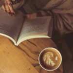 Leyendo con una tasa de café
