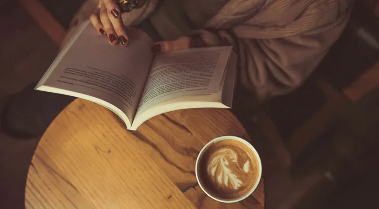 Leyendo con una tasa de café
