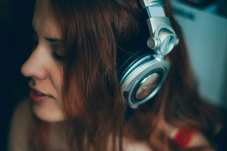 Mujer escuchando música