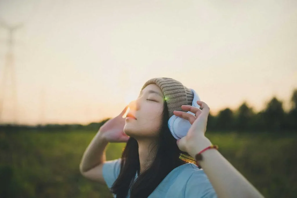 Mujer escuchando música