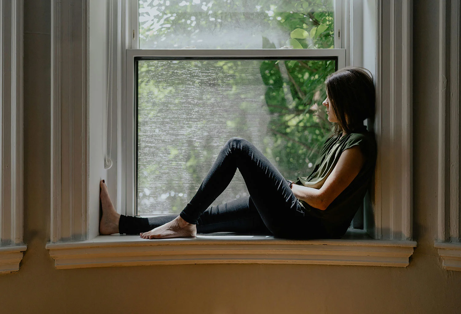 Mujer mirando por la ventana