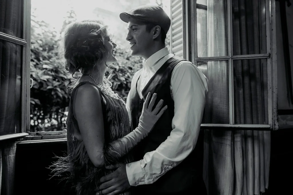 Pareja enamorada en pelicula antigua