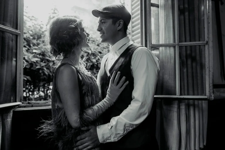 Pareja enamorada en pelicula antigua
