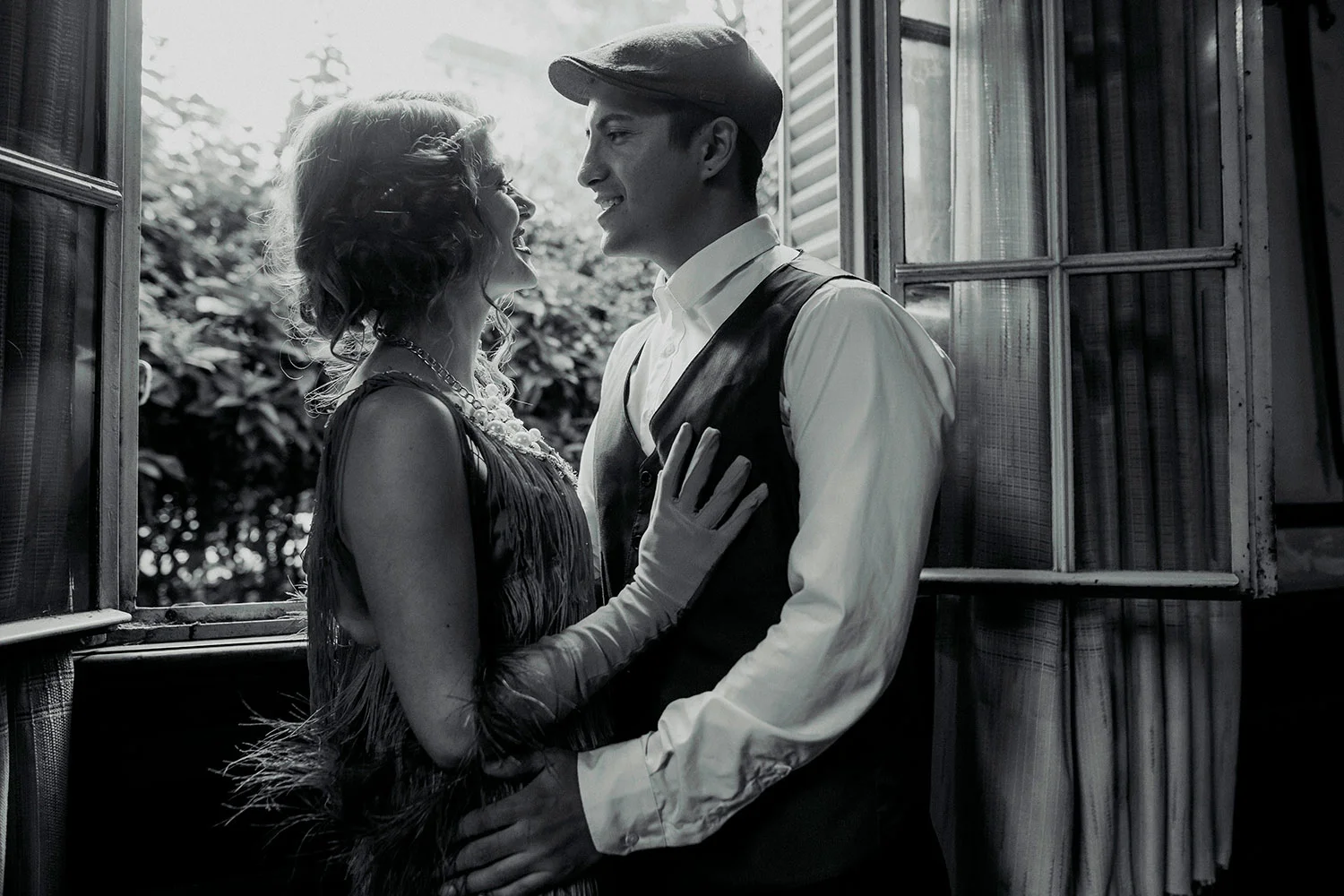 Pareja enamorada en pelicula antigua